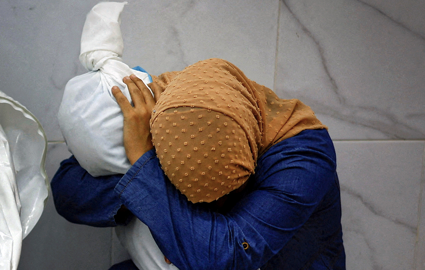 Η φωτογραφία της Παλαιστίνιας που έχει στην αγκαλιά της τη νεκρή ανιψιά της τιμήθηκε με το πρώτο βραβείο του World Press Photo