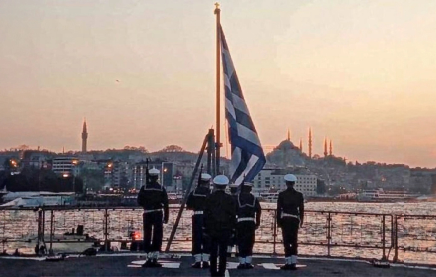 Η φωτογραφία της φρεγάτας «Θεμιστοκλής», που υψώνει την ελληνική σημαία στον Βόσπορο, κάνει τον γύρο του διαδικτύου