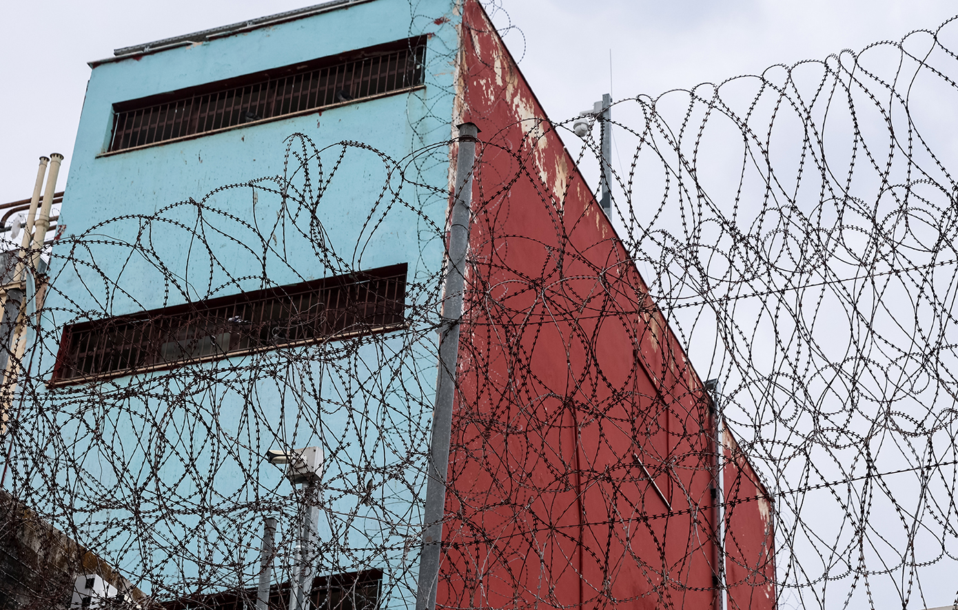 Φρουρός επιχείρησε να περάσει κινητά τηλέφωνα στη φυλακή των Χανίων