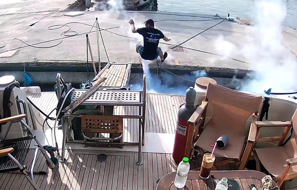 Πυροσβεστήρας εξερράγη και εκτίναξε στη θάλασσα εργαζόμενο στο Βόλο – Συγκλονιστικό βίντεο